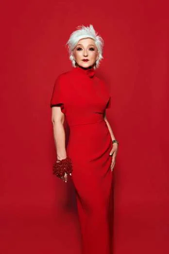 Laurence B. en robe rouge
